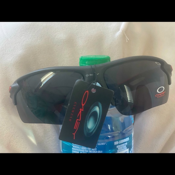 Oakley shades with tag & cover - Picture 1 of 10
